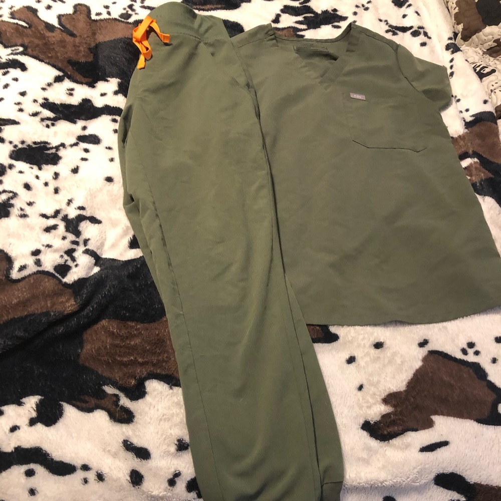 COPY - Figs Moss Zamora joggers and Figs Moss Scrub top. XSmall